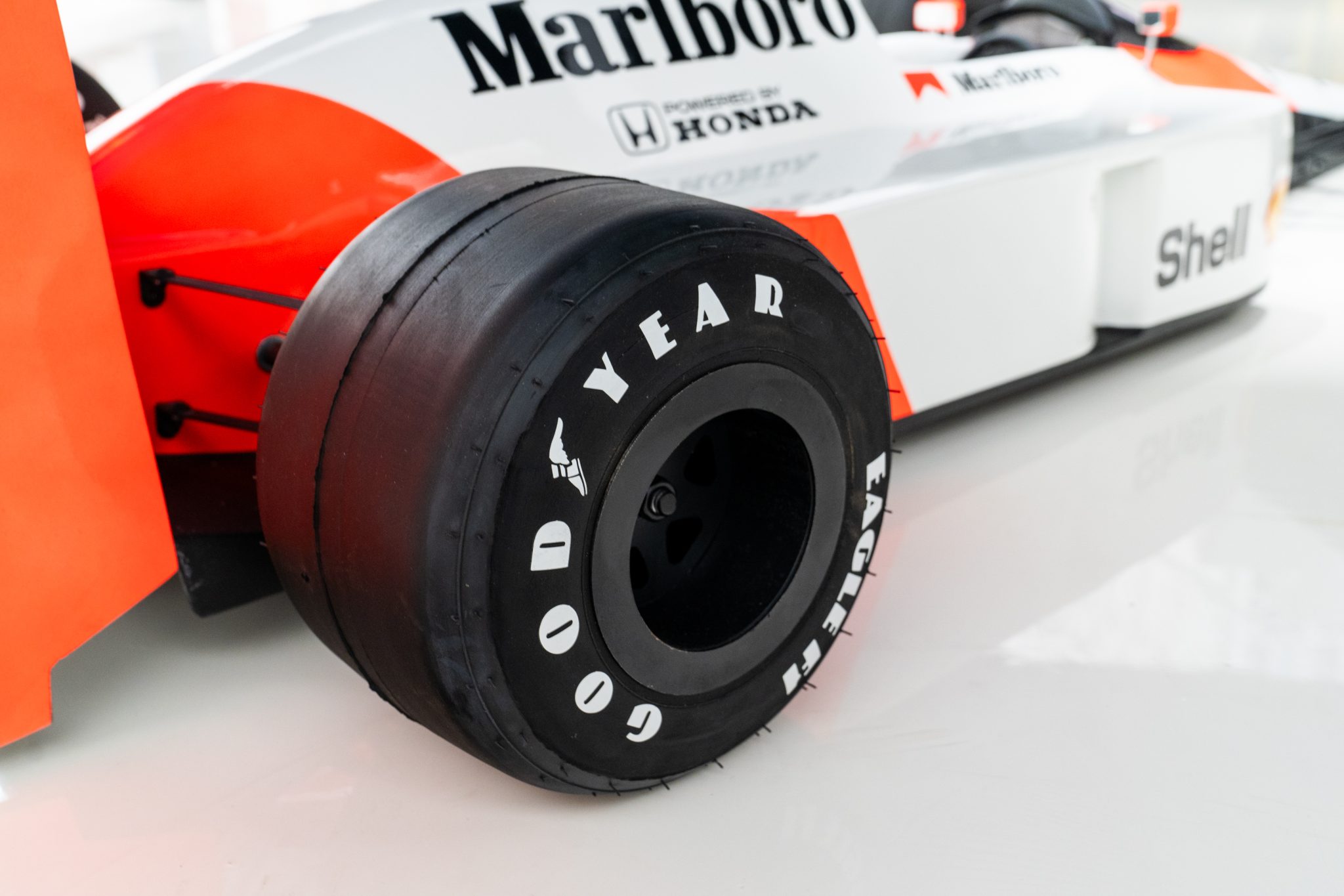 1988_partial-scale-mclaren-mp44-display-model_partial-scale-mclaren-mp44-display-model_miniMac-10-32225-scaled.jpg